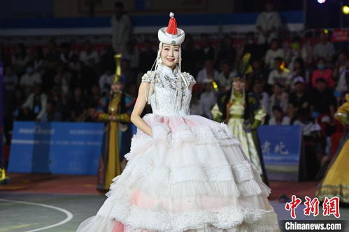 甘肅肅北 村ba 球王爭(zhēng)霸賽展蒙古族服飾之美