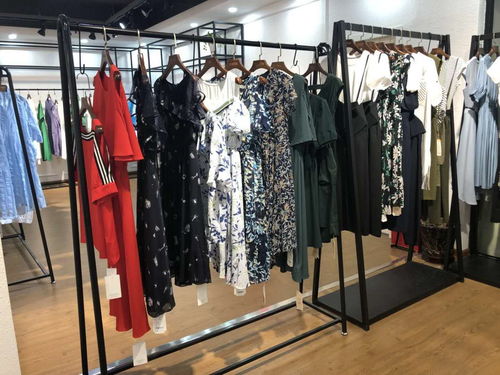 把品牌折扣女裝賣場(chǎng)的棱角變成商品宣傳的場(chǎng)所