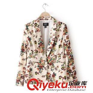 西服 歐美風2014秋裝新款 休閑時尚西服領(lǐng)白底黑點中長款印花西服圖片|西服 歐美風2014秋裝新款 休閑時尚西服領(lǐng)白底黑點中長款印花西服產(chǎn)品圖片由崇川區(qū)瑤瑟服裝廠公司生產(chǎn)提供-